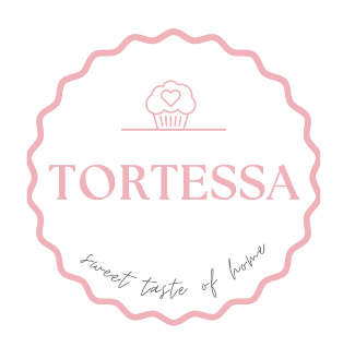 Logo slastičarne Tortessa - ružičasti kružni logotip s motivom kolača i natpisom Tortessa